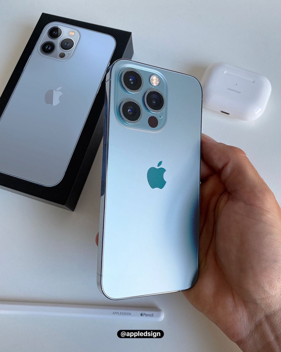 今年iPhone 13在苹果2021秋季发布会上亮相后即掀起全网热议!其中讨论度最高的,莫过于本次主打的新色「远峰蓝」、「棉花糖宝宝粉」iPhone 13系列手机。目前许多国外3C科技博主已经陆续进行「真机模型」开箱,iPhone 13 Pro和iPhone 13 Pro Max「远峰蓝」已经在网上曝光啦~