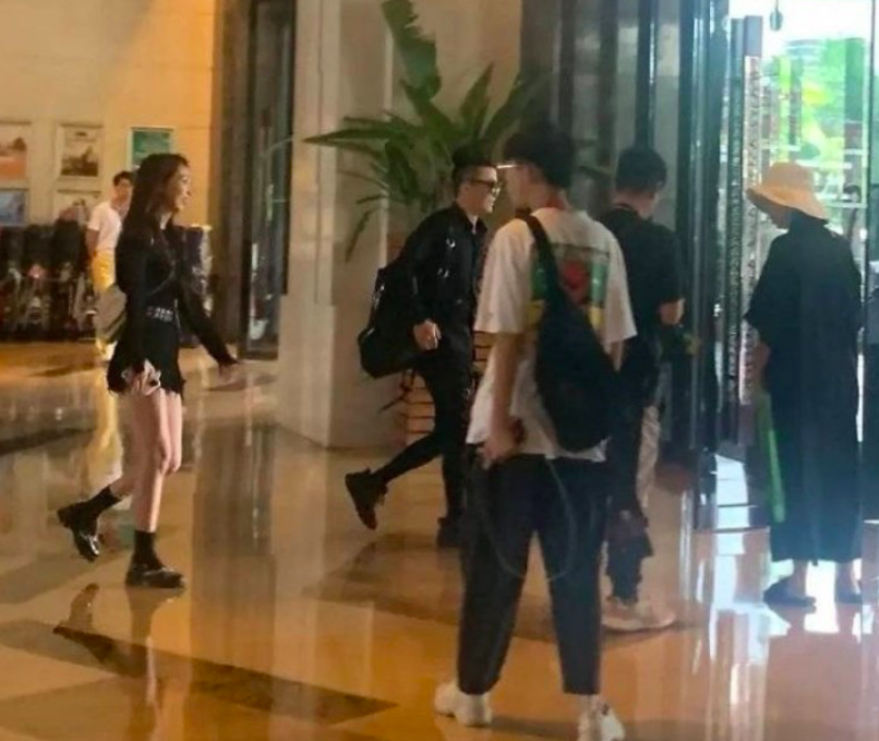 值得一提的是，早前网上曝光的二公舞台淘汰名单全数应验，因此网民们认为这次传出的上述五公舞台成员名单可信度颇高！此外也有网民分享自己在录制现场偶遇陈辉的照片，似坐实了他即将归队返场的消息～ 大家对哪些哥哥们接下来的舞台演出倍感期待呢？不妨留言和编分享！