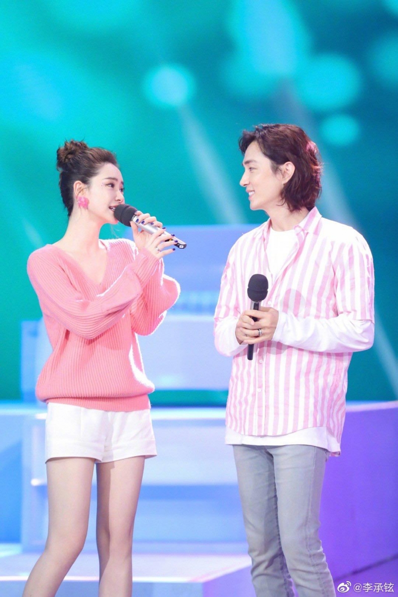 当年李承铉拍摄《世界上另一个我》时和戚薇相识;曾经在专访中表示择偶标准是纯爷们、外国人不要的戚薇,以及事后坦承「外表上她一开始不是我喜欢的类型」、曾觉得戚薇太爷们的李承铉,相处间从把彼此当好朋友到逐渐互生好感,确认自己心意后李承铉直接对戚薇展开了猛烈追求攻势。