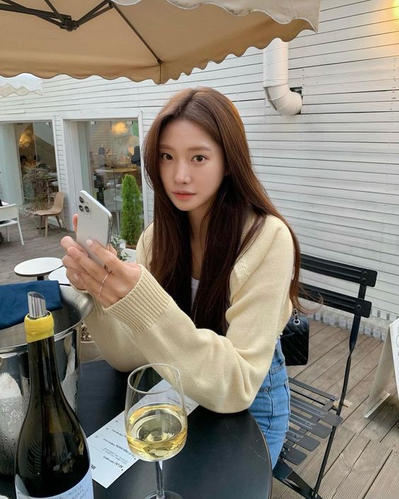 为什么会长痘痘？痘痘也被称为青春痘，是因为在青少年时期内分泌功能过于旺盛，因此刺激皮脂腺肥大增生，分泌油脂量增多而导致痘痘增长。