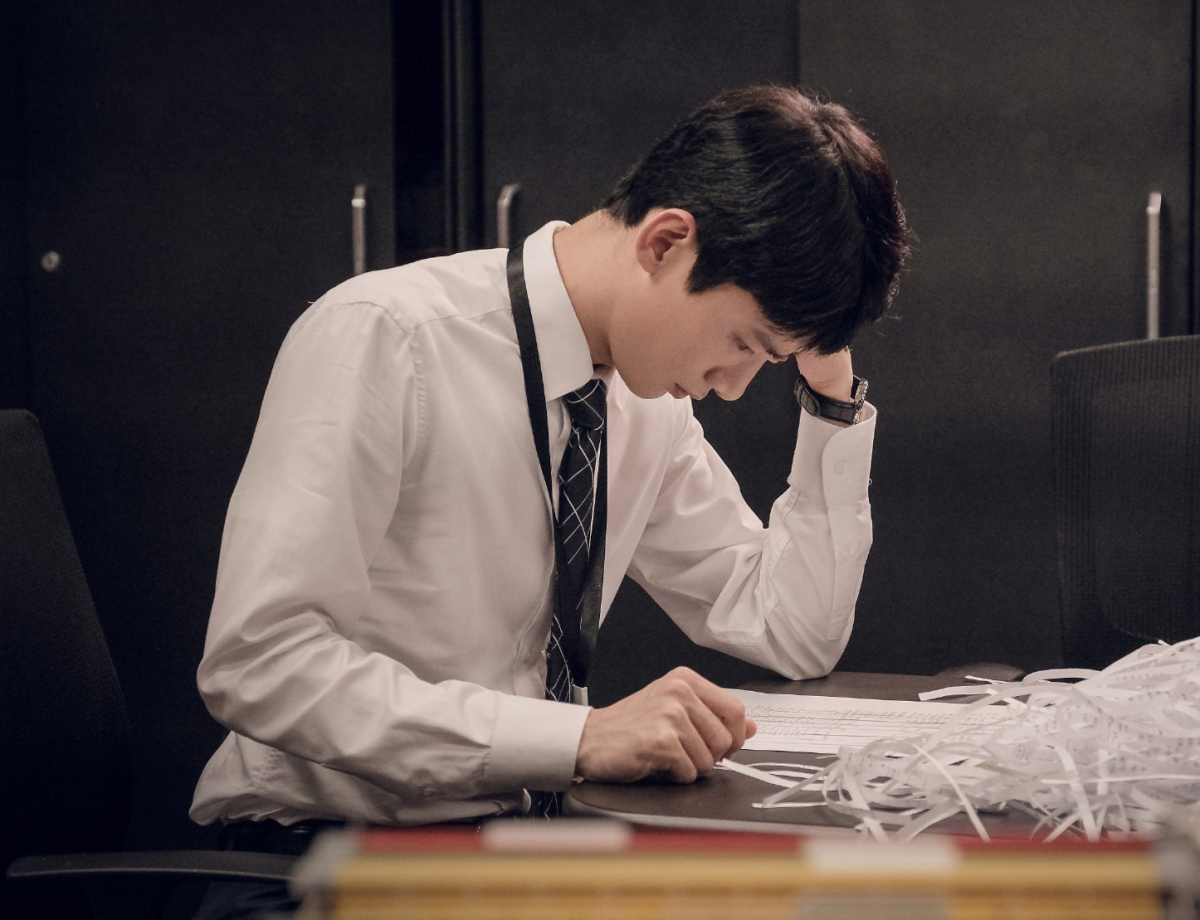 该考虑换工作的职涯迹象(四):工作许久“结果”依然不理想 我们并非提倡「只看重结果,不理会过程」,但如果长期下来,你发现自己在同一个岗位上打了很多场仗依然败阵,一次次的失败让你全然没了冲劲,剩下的只有身心灵的压力、疲惫和消极,不妨问自己:「是否真的要这样周旋下去?」坚持和固执往往只有一线之差,转念思考,长期工作没结果或许不是你的能力问题,只是这份工作,与你的适配度不高罢了。