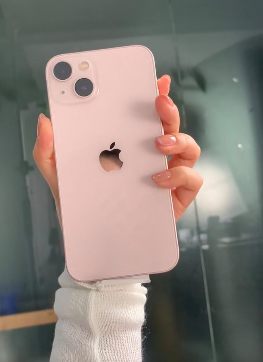 # 粉色iPhone 13、13mini撩爆少女心 本次粉色iPhone 13没有让大家失望!清浅柔和的粉色透过镜头拍出来比较不明显,但据悉亲眼看到的实物粉色调饱和度调的非常刚好,加上背壳本身材质上自带的晶透感,是少女们理想中的「小粉机」无误 ♥