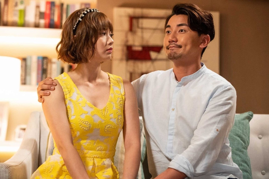 而《多功能老婆》中她也疑似和对手演员洪永城闹得不太愉快,当时朱晨丽公开表示洪永城多次「自己加戏」亲脸颊和挽腰,得悉此事后洪永城火速澄清自己没有做出不规矩行为,拍摄现场也一直有和摄制组和演员做足沟通。《多功能老婆》播出后反响很好后来又传TVB想开拍续集,某次洪永城被问及是否想参演时言语间表达得很婉转,但不难听出他在暗示不想和朱晨丽二搭。