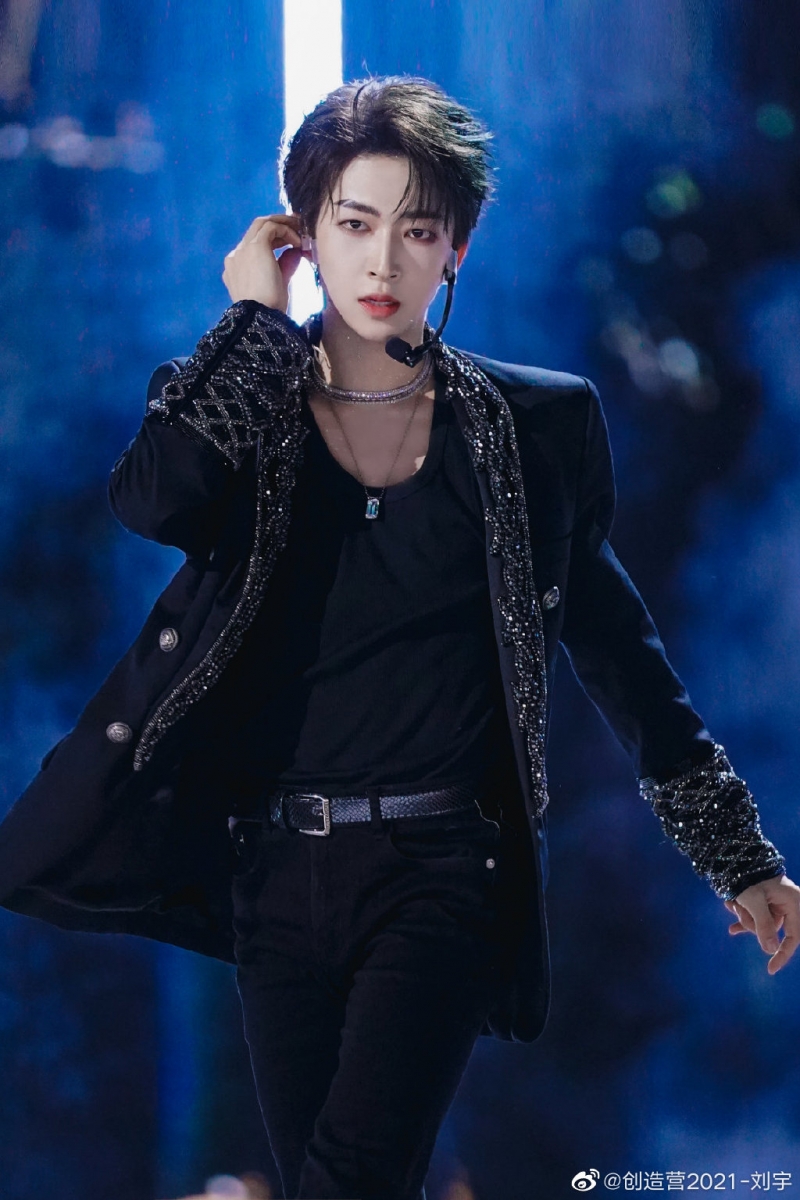 不能让 “浓妆艳抹” 遮住真实之美，靠实力、靠演技、靠艺德说话，才能赢得观众鲜花和掌声