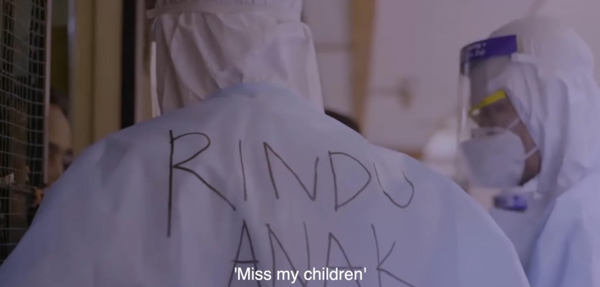 导演Razif透露,电影全片除了会还原前线人员在工作岗位上的经历,也呈现了他们因高危工作环境与家庭亲人产生的矛盾和摩擦。为此,主创团队在筹备拍摄期间,走访了不少前线人员本人,以及他们的家庭亲人和朋友圈,希望能以镜头语言最真实地呈现出我国抗疫情况,同时向为国为民奉献的前线人员们致上崇高敬意。