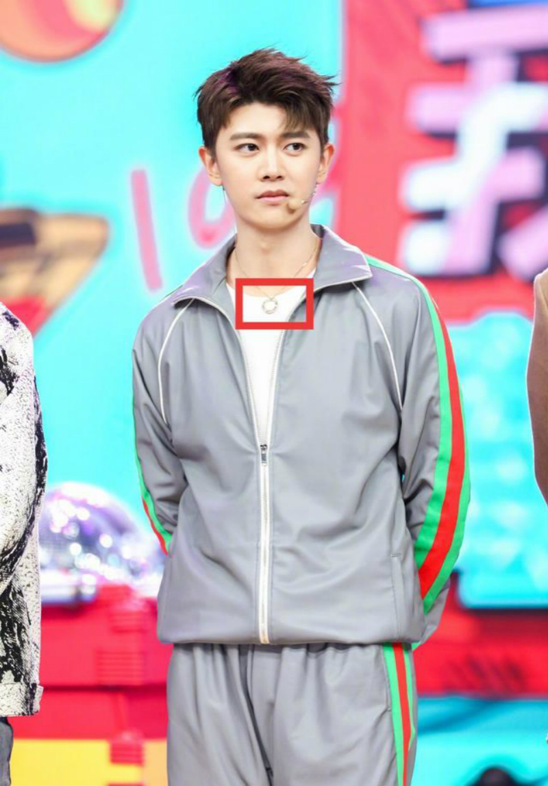 任嘉伦在2020年初起《锦衣之下》播出大火后再度迎来事业新一波高峰,在此之后同样压了1、2年没有播出的剧集陆续定档开播,瞬间成了霸屏男神。2021年几乎每隔几个月都能看到他的影视作品开播,私下的他也堪称「劳模」一直在无缝进组、戏约不断。 不少眼尖的网友们发现,任嘉伦无论在出席活动、艺人采访、综艺节目等任何场合,结婚戒指几乎都不离身。一般他会将婚戒佩戴在手上,倘若遇到拍戏或拍摄广告等不同造型需求需要摘下婚戒,则会将戒指配上细链/绳子,当项链佩戴于脖子上,此一举动获赞给足圈外老婆安全感!