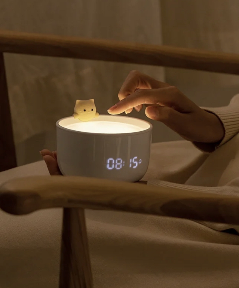 光感会虽则环境的亮度而变化,可以自定义设置闹钟。