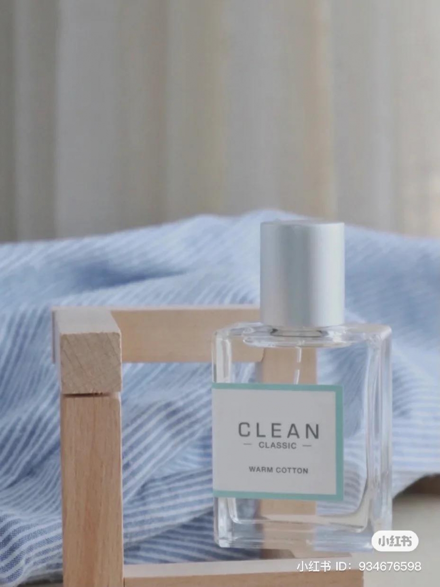 编辑推荐 ：CLEAN Warm Cotton 在Olive Young销量很高的一款韩国本土品牌衣物纤维香氛，味道也是属于完全不踩雷的皂感、温暖干净的香气，持久度相比W.DRESSROOM更久一些。>>> 【点击查看Shopee链接】