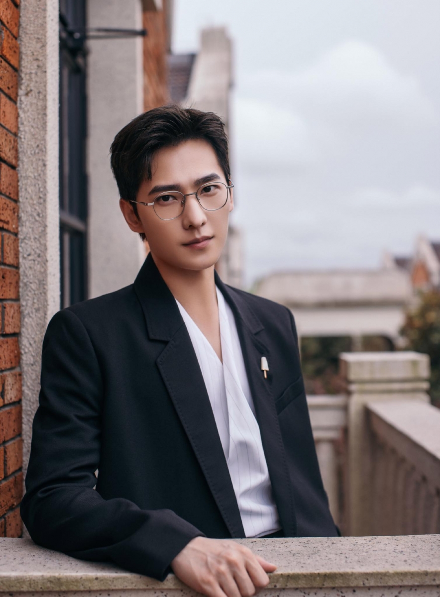 杨洋 杨洋的「眼镜杀」造型一直公认绝绝子，近期在《你是我的荣耀》爆火后再度成了网友们的讨论焦点！无论是斯文书生气质的半框眼镜、禁欲系金丝框眼镜、超考验颜值的复古大圆框等等都轻松Hold住，被网友们大赞不戴眼镜是翩翩公子、戴上眼镜后自带苏感+斯文禁欲feel，高呼希望他把金丝眼镜造型焊在身上（笑）