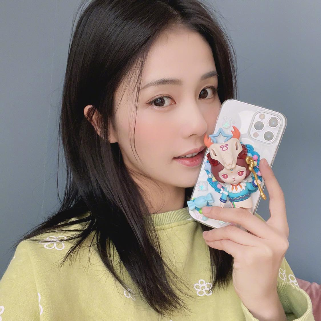 03 / 白鹿护肤保养秘诀:厚重质地保养品 ≠ 保湿力强 和很多女生一样属于「混合性肌肤」的白鹿,也提醒大家不要误把护肤品“黏腻厚重”当成“保湿力强”;皮肤一旦承受不了过于厚重的保养品,反而会弄巧反拙,保湿不成反倒延伸出更多肌肤问题。可以多做资料搜集了解产品成分、是否适合自己的肤质,选择清爽好吸收的保湿精华和面霜,加上每周1、2次的睡前保湿补水面膜保养,水嫩肌肤自然悄悄找上门 ♥