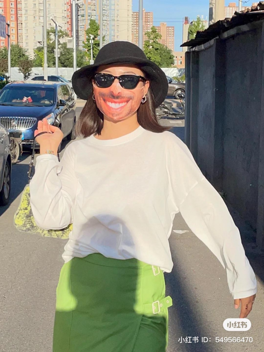 猎奇爆笑商品无奇不有,真的想要给厂家卖家们的脑洞和创意献上膝盖啊(笑)最近在小红书、抖音等平台讨论度超高的一系列搞笑人脸口罩号称比防狼喷雾还有效,不少买家秀也爆笑称「口罩一戴谁也不爱」、「妈妈再也不用担心我晚归,有了它我可太安全了」~