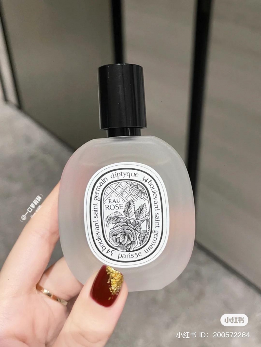 编辑推荐 ：Diptyque Eau Rose Hair Mist 玫瑰香气中带有丝甜荔枝清香，温婉中带点纯净清冷感但不会让人感觉有距离感，男生女生都抗拒不了这种香气！这款也是小红书上公认“被搭讪率”非常高的发香喷雾唷～