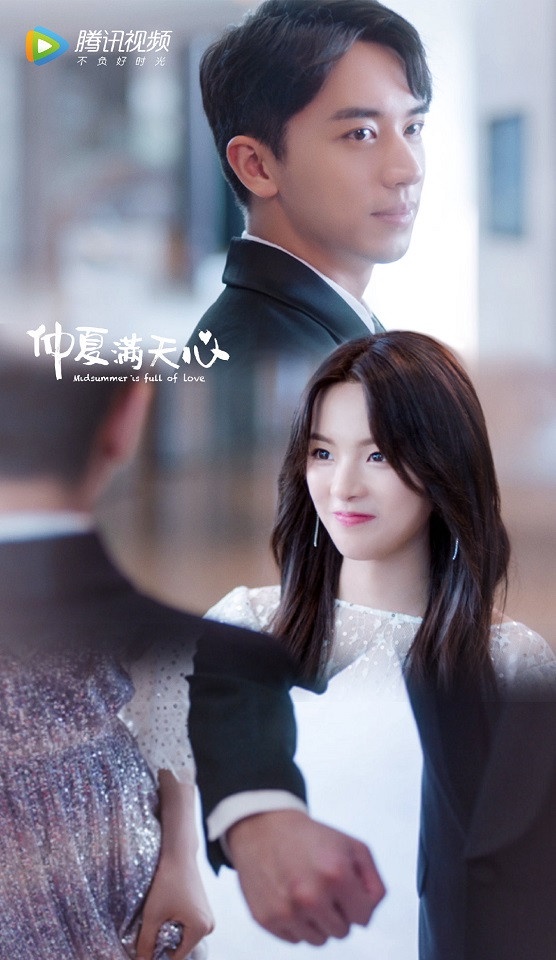 《仲夏满天心》作为韩剧浪漫满屋的改编作品开播前掀起不少甜宠剧/偶像剧迷们的期待,然而播出后不止改编剧情拉垮到极点,男女主角许魏洲和杨超越的演技更是被喷翻,影评博主纷纷表示「许魏洲演技差,杨超越毫无超越,整部剧烂俗的打一星都算客气了,那些在吹捧这部剧多好看的…相信都是仅粉丝可见的演技了吧?」