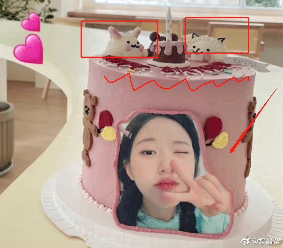 同一天赵露思在个人小红书上传了一颗Rosy Wylie为客户定制的粉色系蛋糕,上面除了有可使用糖片制作的露思大头贴点缀,正中央的装饰还有一个插着蜡烛的迷你生日蛋糕,围坐了卡通兔子、绵羊和小熊。