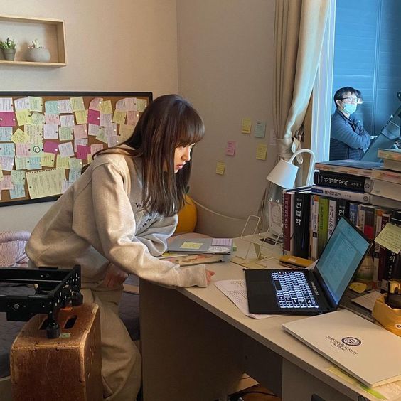 该考虑换工作的职涯迹象(五):在这份工作里你已经没有了自己 「让你疲惫的也许不是工作项目本身,而是你的生活方式」,如果生活因为工作满档导致私人时间完全被占据,首先可以反省一下是自己拖延症导致,还是该份工作真的让你彻底失去了生活以及沉淀下来的时间。若发现答案是后者,自己也因为「工作vs生活」长时间失衡十分消极和心累,或许离职换个环境,是较明确的选择。