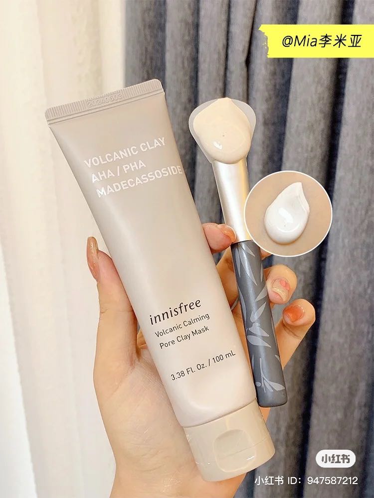 ✨ 美编推荐 :Innisfree Volcanic Calming Pore Clay Mask Innisfree新推出的这款第三代「毛孔吸尘器」火山泥面膜,主打含有温和复合果酸配合火山岩泥矿物成分,为毛孔里里外外进行全面净彻。此外配方里还添加了天然积雪草成分,实现高达7倍的皮脂吸附清洁力的同时,也能有助达到舒缓镇静功效。顺滑的奶昔质地涂抹上脸非常丝滑,使用感不紧绷、十分清爽!