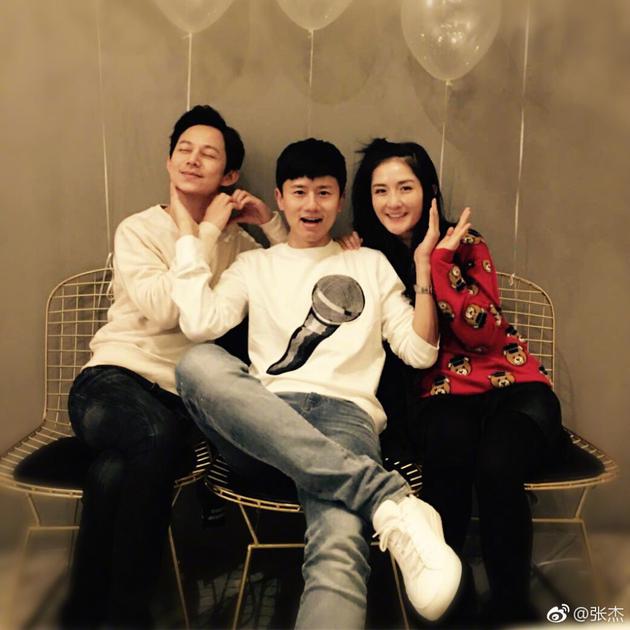 事实上何炅与张杰谢娜夫妇之间的超铁关系,圈内圈外人尽皆知。当年谢娜以新人主持姿态加入《快乐大本营》,亦师亦友的何炅给了她非常多的安慰和帮助;某次在节目中玩游戏时,何炅透露自己第一次在谢娜面前泪崩,原因是谢娜出了一场小车祸入院治疗,火速赶到医院的何炅看见躺在病床上的谢娜担心到哭成泪人。网上也有传张杰和谢娜相识相恋,何炅正是牵红线之人~因此“炅娜”也一直是粉丝们心中的神仙友谊代表。