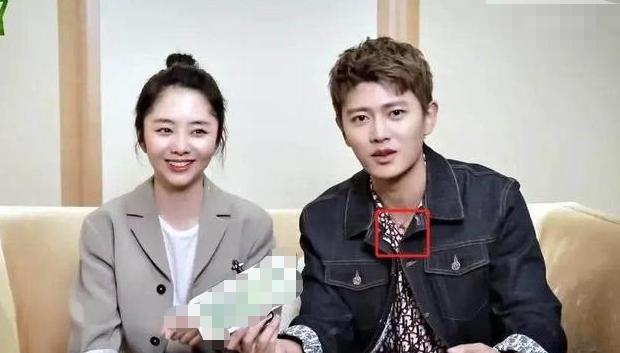 任嘉伦在2020年初起《锦衣之下》播出大火后再度迎来事业新一波高峰,在此之后同样压了1、2年没有播出的剧集陆续定档开播,瞬间成了霸屏男神。2021年几乎每隔几个月都能看到他的影视作品开播,私下的他也堪称「劳模」一直在无缝进组、戏约不断。 不少眼尖的网友们发现,任嘉伦无论在出席活动、艺人采访、综艺节目等任何场合,结婚戒指几乎都不离身。一般他会将婚戒佩戴在手上,倘若遇到拍戏或拍摄广告等不同造型需求需要摘下婚戒,则会将戒指配上细链/绳子,当项链佩戴于脖子上,此一举动获赞给足圈外老婆安全感!