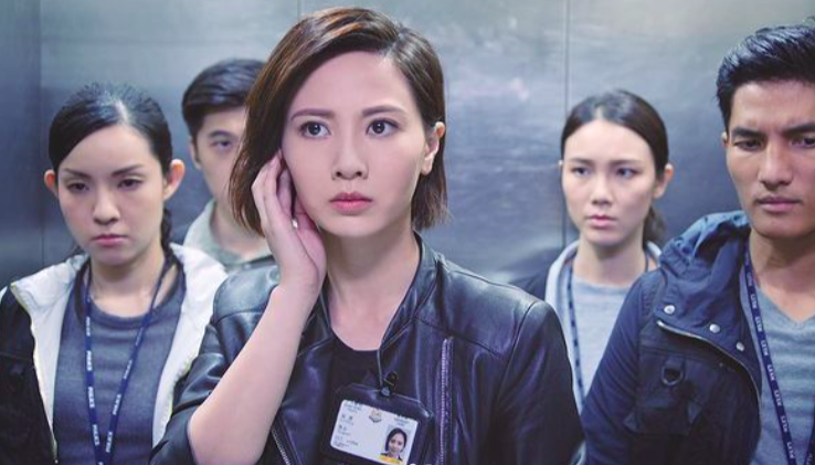# TVB小花朱晨丽被爆耍大牌难相处,得罪台前幕后? 上述「台上台下为人很NICE的TVB艺人」评选结果掀起热议,也有不少网民笑言可以考虑举办「最不受台前幕后工作人员欢迎的TVB艺人」评选。谈及难相处的艺人,近被爆“大头症”的小花演员朱晨丽事件引起了一众港剧迷关注。