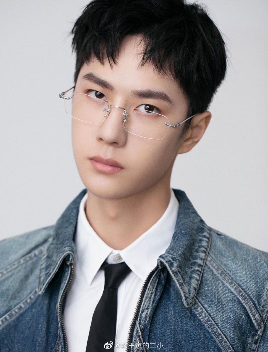 王一博 如果说肖战的眼镜造型是文质彬彬的代名词，那么王一博的眼镜LOOK便是气质截然不同、气场全开的高冷系代表！编私心觉得金丝边镜框和男神耶啵的适配度真的“绝绝子”，加上酷盖表情A爆魅力瞬间扑面而来～