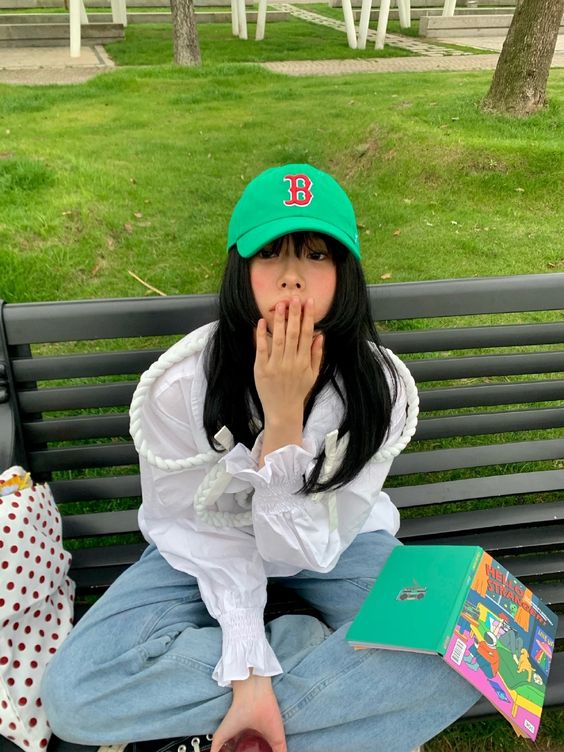 7、不擅长拒绝,最怕遇到爱聊天爱推销的理发师 剪头发最怕遇到很爱聊天的理发师!每次想到会被理发师问长问短、推销产品或服务,剪头发的念头立刻被“劝退”。由于不擅长拒绝,一般在剪完头发后都会为理发师推销的产品买单,明明只想剪个头发,结果莫名消费了好几百块,或花额外的钱为会员卡付费。 8、被「放飞机」爽约反而觉得庆幸 不会因为被「放飞机」爽约感到不开心,反而会暗自庆幸:Oh Yes!终于不用想着要用什么借口临时爽约了~