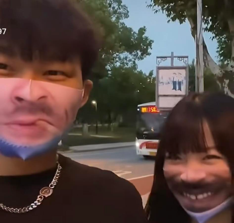 上述全网爆红的搞笑人脸口罩在Shopee也有卖家出售 >>> 【点击查看链接】,感兴趣的大家也可以透过「Funny Face Mask」、「人脸口罩」等关键词搜索看看~