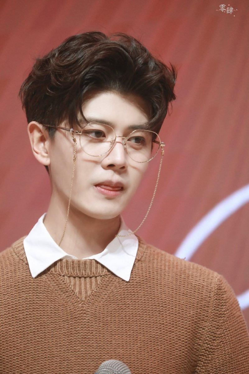 任嘉伦 最近凭借《周生如故》和《一生一世》圈粉无数的影视男神任嘉伦不仅《周生如故》中古装造型一绝，《一生一世》里温文尔雅教授LOOK、斯文书生气息满满的时装造型也让人沦陷 ♥ 粉丝笑言：「眼镜一戴，奶帅奶帅的～」连很考验脸型、容易带出呆板feel的方形框都能完美Hold住！