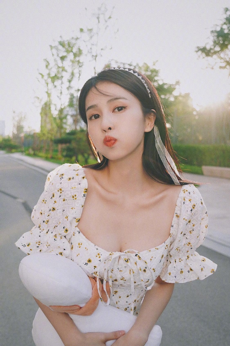 02 / 白鹿护肤保养秘诀:减轻肌肤负担 白鹿在组里拍戏长时间需要带妆,肌肤难免有“负担过重”导致闹情绪的情况发生。因此她建议女生们给皮肤足够的休息和透气时间,下班后快快抓紧时间卸妆别拖延!平日里如果不是工作或社交活动需要,尽量不要长时间带妆,减轻肌肤负担。