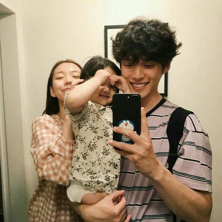 一派网民认为,「希望诺薇的老公未来几十年都能记得自己说过的话,我亲戚就有人因为老婆生不出小孩,最后为了传宗接代找了小三,渴望有孩子的心最终还是隐藏不了」、「不能生小孩,是女人一辈子最大的遗憾」、「其实一个家,有了小孩的笑声真的不一样」、「没有小孩,家庭不算完整」。