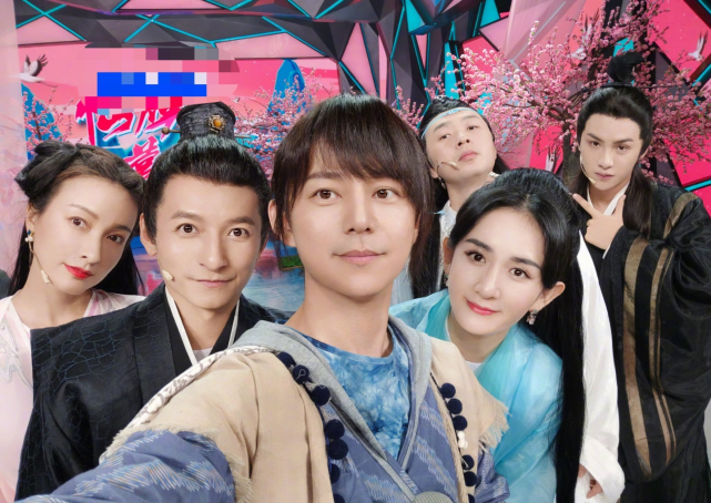 《快乐大本营》上个月甫迎来开播24周年,班底主持何炅、谢娜、李维嘉、杜海涛、吴昕与每期嘉宾们携手带来的笑料和欢乐也陪伴了无数海内外观众成长。