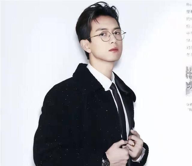 李现 李现在《亲爱的，热爱的》中以“爹系男友”韩商言一角圈粉无数，痞帅+自带苏感的外型和气质也经常被网友们亲切喊作「现男友」～早前他因出席时尚活动戴上金丝眼镜+黑色大衣配白衬衫，「#李现斯文败类风」直接窜上热搜榜，逐见他在眼镜LOOK这块真的拿捏的死死der（笑）