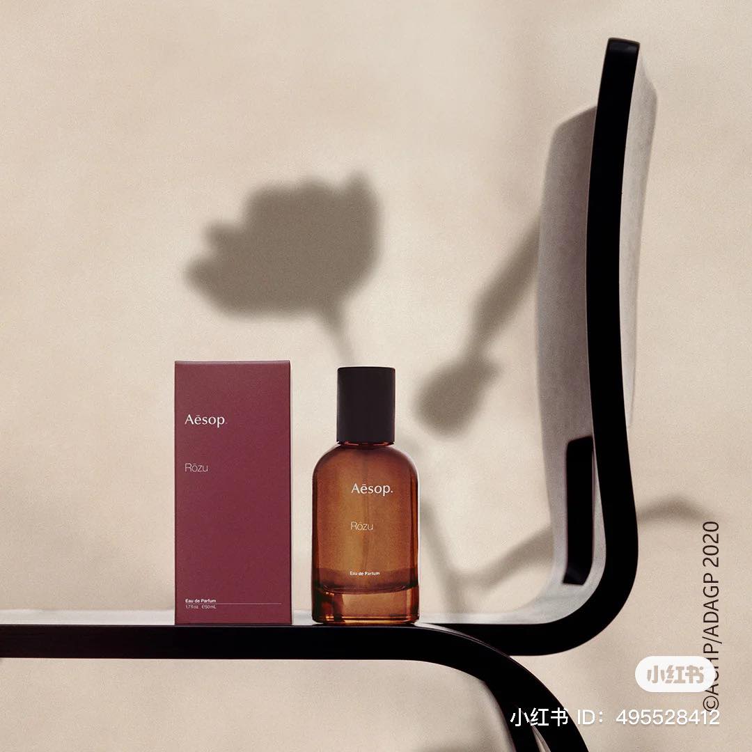 编辑推荐 ：Aesop Rōzu Eau De Pardum 馥香水 十分空灵净澈的一款玫瑰香，前中后调的完美糅合与层次感，瞬间和其他玫瑰系“街香”拉开超大差距！前调蕴含玫瑰、苦橙、佛手柑，还揉入了紫苏及粉红胡椒香，中调缀以让人沉醉的伊兰伊兰、魔力、淡雅烟熏感的愈创木；后调在岩兰草、绿色泥土、广藿香、没药等香气的映衬下温暖治愈。>>> 【点击查看Lazada链接】