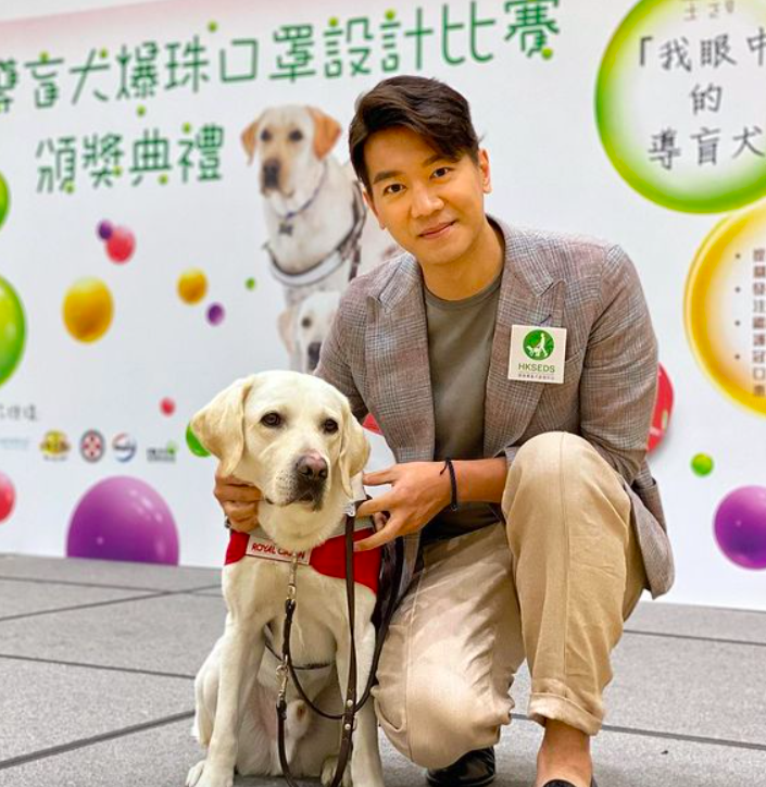 TOP 2 :黎诺懿 台前幕后都积攒好口碑的黎诺懿只和冠军有3票之差~据悉他在接受香港明报采访时对这个评选结果颇为差异,谦虚笑称自己私底下和工作人员们聊天沟通时经常都会夹杂点粗口,连太太都吐槽他说话不带粗口好像不会表达自己似的~或许正是这种「亲民式沟通」,让台前幕后工作人员们都喜欢和黎诺懿相处。西外他在采访中也表示自己工作最注重团队合作开心,不太会对工作人员发脾气。