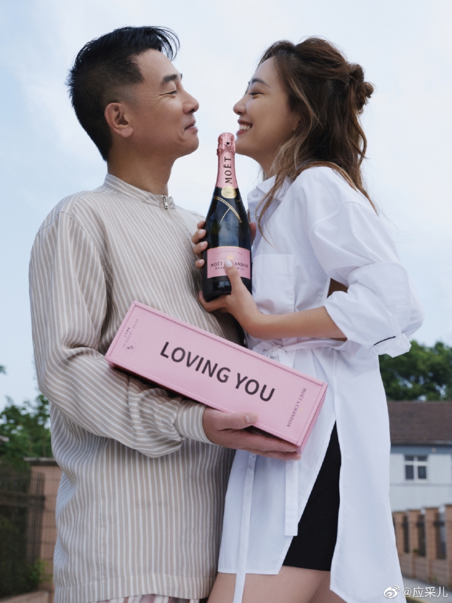 「山鸡哥」陈小春用看似轻描淡写的一句话表达了对太太应采儿“一生一世”的真挚誓约,让网友们大为感动:「这是女生们最想听到的承诺啊!」、「我?了~被春哥狠狠秀到了!」、「又是为别人美妙爱情流泪的一天」。