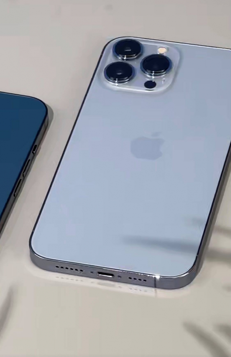 # 「冰雪女王系」远峰蓝色iPhone 13 Pro、Pro Max 不少博主都大赞这是款Elsa冰雪女王系配色!而且苹果似乎吸取了去年「深蓝变垃圾桶蓝」的色差教训,今年的远峰蓝实体机的色调和官方照片几乎一致~金属感边框加上细腻磨砂质感的背壳,无论手感或视觉感受都一绝!