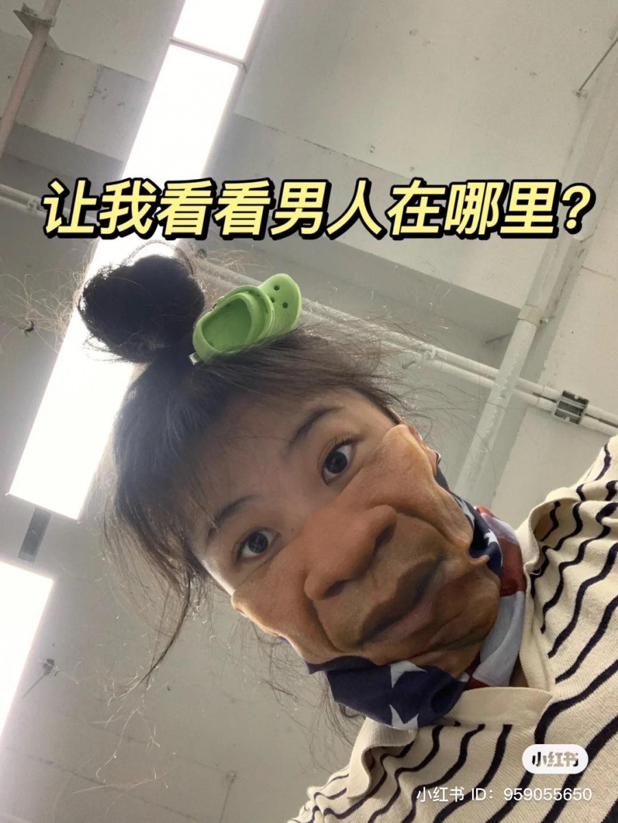 一系列让美女帅哥们秒变粗旷大佬的人脸口罩造型非常多选~叼烟、咧嘴笑、大胡子等都是热销款!有网民因为戴上后太无违和感,外出被保安、司机误以为没有戴口罩逮住,以没有遵守防疫条规为由不让进入商场大楼和公交车(笑)