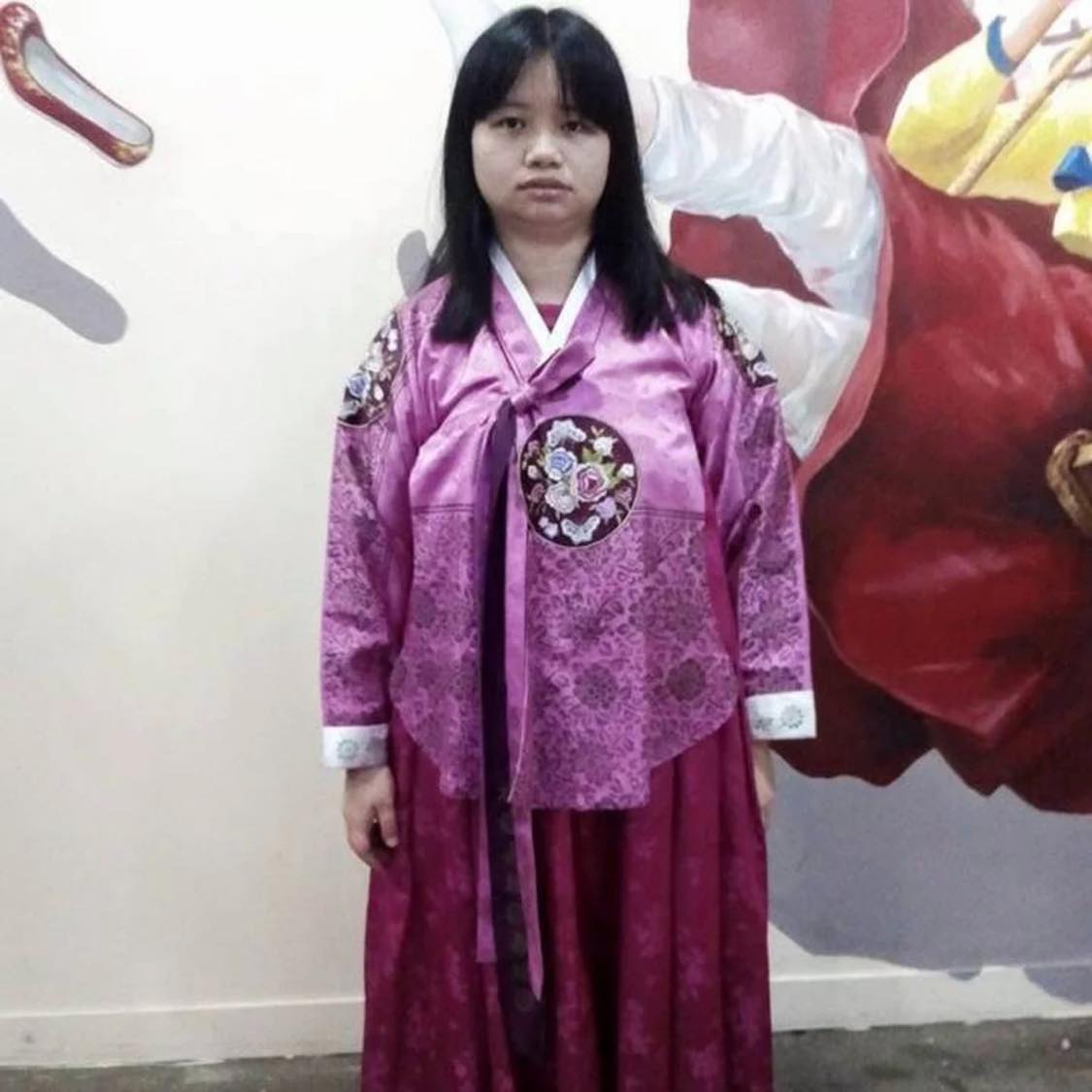 阿仪在网络上爆红后，不少网民开启「地毯式人肉搜索」翻出她早年间拍摄的个人照片，可以看出阿仪从以前开始就非常喜欢打扮和拍照，形象也非常百遍！格格装、韩服、日式和服、古典名媛造型等都尝试过！大家更喜欢阿仪的那款造型、最欣赏她哪一点呢？