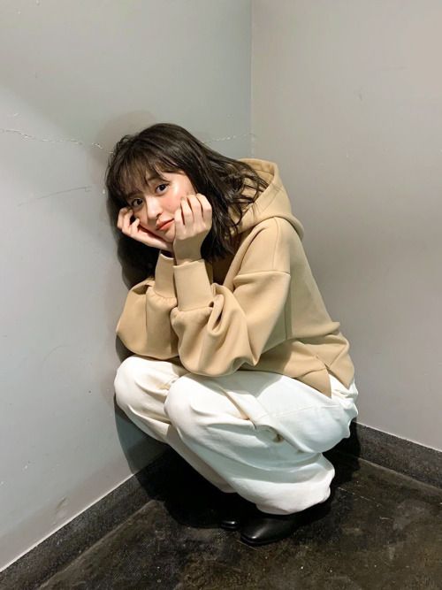 9、社交聚餐场合用「吃」掩饰尴尬 在很多人参与的聚餐场合,唯一能做和想做的就是:「埋头努力吃东西」,想用吃东西掩饰尴尬,以及不想和大家搭话的内心。 10、想逃避人群、害怕大家的目光 走在陌生人很多的人群中,内心总会有「大家是不是在看我」、「那个人感觉在盯着我看...我脸上是不是蹭到什么?今天的穿搭是不是很丑?」各种各样的内心OS涌入脑海里,肢体就越来越僵硬、举止行为也越来越拘谨,当下只想快点逃避人群,恨不得自己是个透明人。