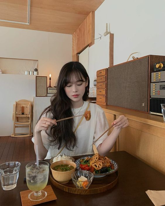 痘痘肌忌口食品:辛辣、油腻食物容易导致皮脂腺分泌旺盛,还有可能促发痘痘肌炎症,一定要少吃!