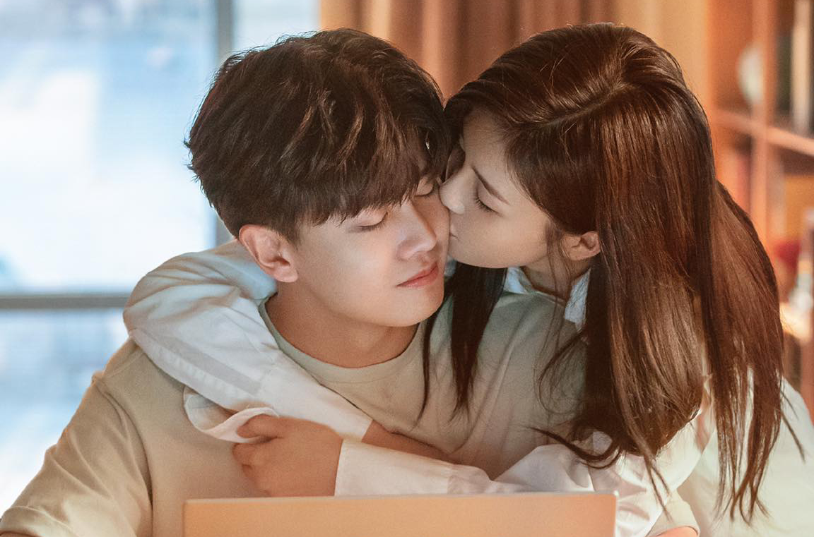 「大家注意到没有，周生辰和时宜第一次在机场见面，时宜问他要电话或微信，他说没有之后本来时宜都不抱希望准备转头离开了～然而是周生辰主动说留下邮箱地址，想想他这个举动是什么意思呢？有时候人啊～就是后知后觉的“心动而不自知，喜欢而不自知，爱而不自知”，他是一见钟情才有了日久生情，只是领悟自己内心稍微慢了一些些而已。」； 「周生辰形容自己为了时宜再次往返镇江8小时是“乐此不疲”...才见面几次就这么笃定，这不就说明了吗？他那是“前世今生只喜欢你”啊！肯定是青龙寺约见面那一刻起就已经开始心生好感了！」