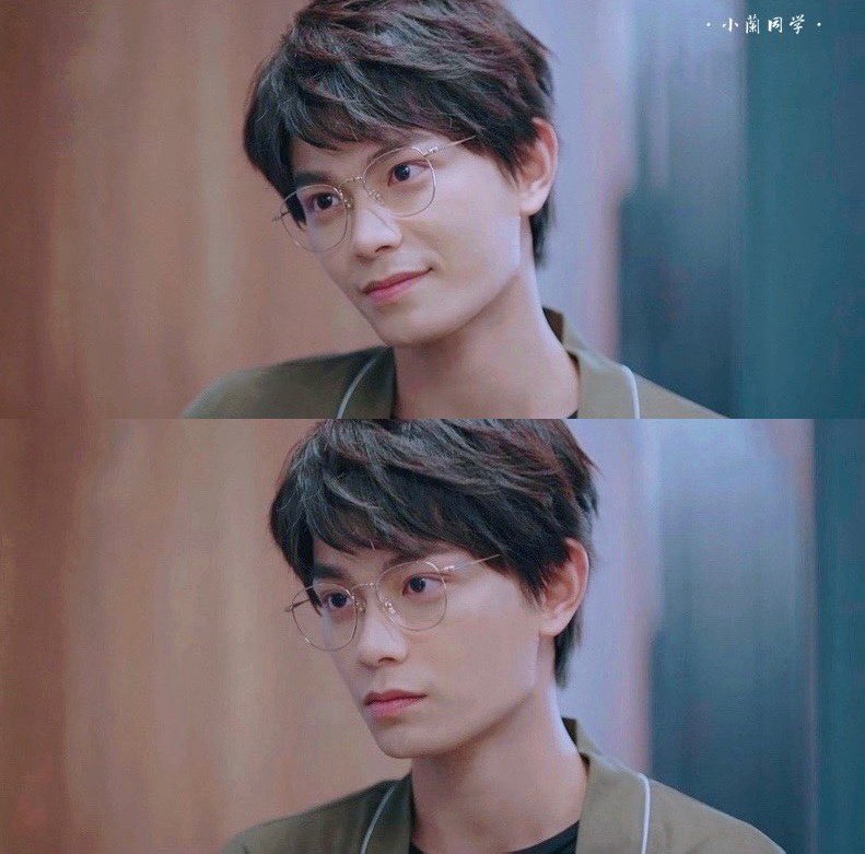 丁禹兮 很有日系少年感气质的「小丁」丁禹兮去年因《传闻中的陈芊芊》出圈，但今年在甜宠剧《月光变奏曲》的时装造型更突显了其外型优势，剧中金丝边眼镜造型适配度高到让不少粉丝喊话：「申请把金丝框眼镜焊死在小丁脸上」！许多网友也表示直到看了丁禹兮的眼镜Look之前一直没有Get到他的颜值，看过后禁不住想大赞「九敏～～～小丁的眼镜杀真的太欲了 ♥」