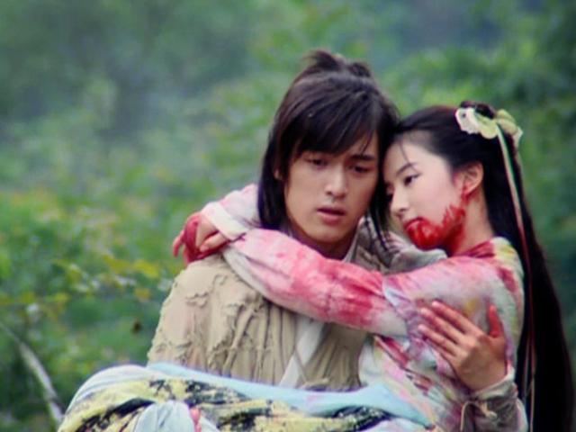 《仙剑奇侠传》| 豆瓣评分 9.0 《仙剑奇侠传》绝对是仙侠剧经典中的经典、仙侠剧鼻祖啊!大结局中女娲后人灵儿为了拯救苍生消灭水魔兽受重伤倒在血泊中,咽下最后一口气之前看向怀抱着自己的李逍遥:「逍遥哥哥,灵儿没事...我们回家吧...真的,我没事的...我们回家吧」、「逍遥哥哥,我不想闭上眼睛...我怕我不会醒来了」,最后在最心爱的逍遥哥哥怀中离世~这一幕编这么多年后重看混剪视频,都会忍不住爆哭!