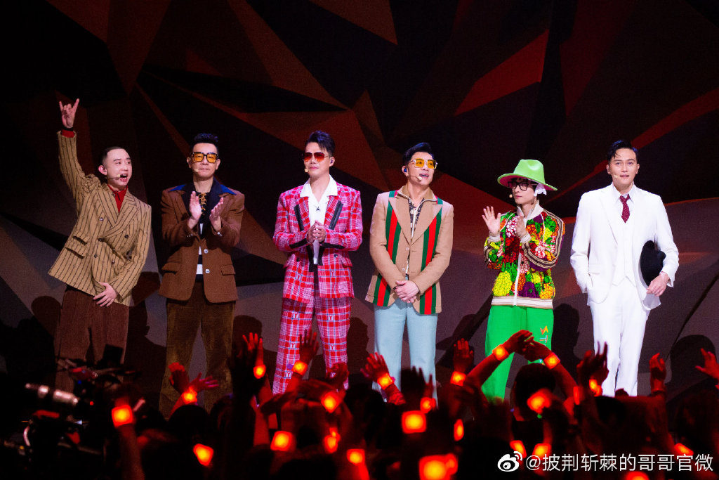 《披荆斩棘的哥哥》近日迎来最新一期播出~哥哥们的二公舞台精彩程度都绝绝子、看得出大家真的特别用心在准备啊 ♥ 节目话题性No.1的「大湾区哥哥」们亦没有让观众失望,上台开Show联手GAI周延和布瑞吉带来复古氛围感MAX的《往事只能回味》,被网民们大赞是「神仙级别舞台演出」!