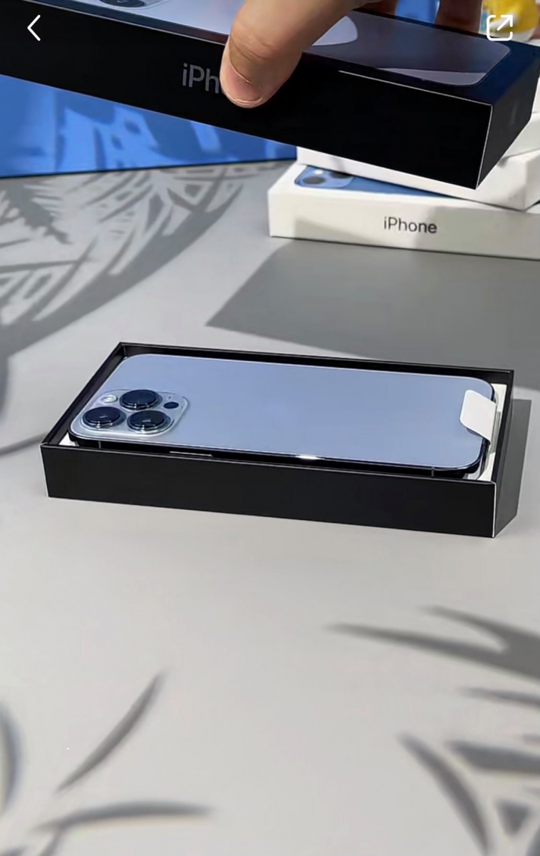 # 「冰雪女王系」远峰蓝色iPhone 13 Pro、Pro Max 不少博主都大赞这是款Elsa冰雪女王系配色!而且苹果似乎吸取了去年「深蓝变垃圾桶蓝」的色差教训,今年的远峰蓝实体机的色调和官方照片几乎一致~金属感边框加上细腻磨砂质感的背壳,无论手感或视觉感受都一绝!