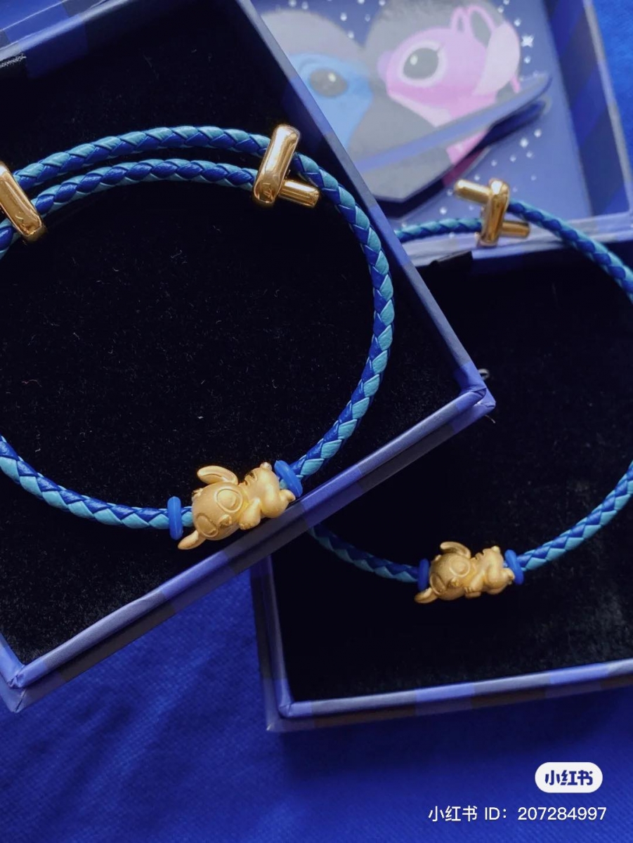 趴趴史迪奇Stitch串饰本身会搭配一条编织设计的星际蓝色皮革手绳,末端的双金属扣设计很稳固,可以按个人手腕大小自由调节Size,超级贴心!