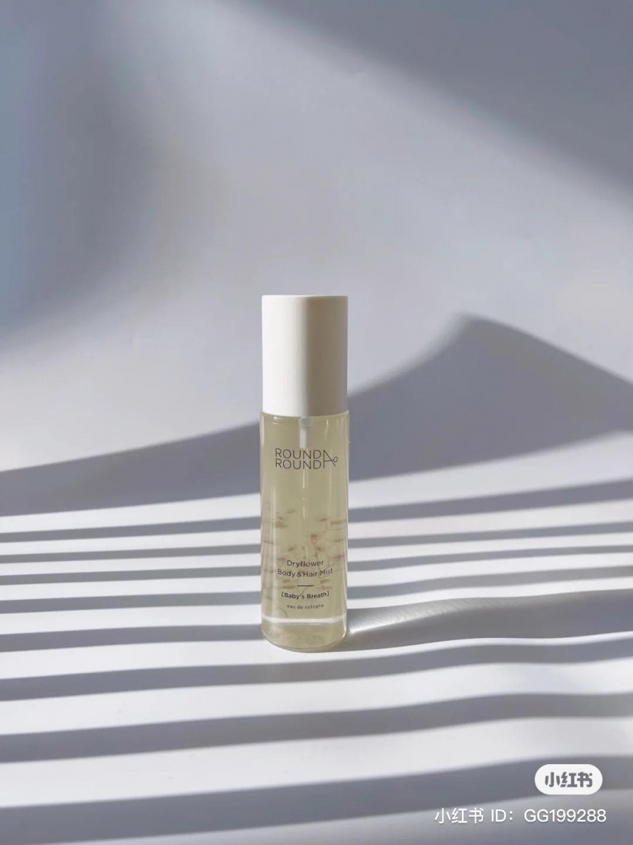 编辑推荐 ：Round A' Round # Baby‘s Breath 在韩国特别受欢迎的小资女孩香氛好物，味道是甜而不腻的淡淡干花香～价格很平价但味道非常有质感！>>> 【点击查看Shopee链接】