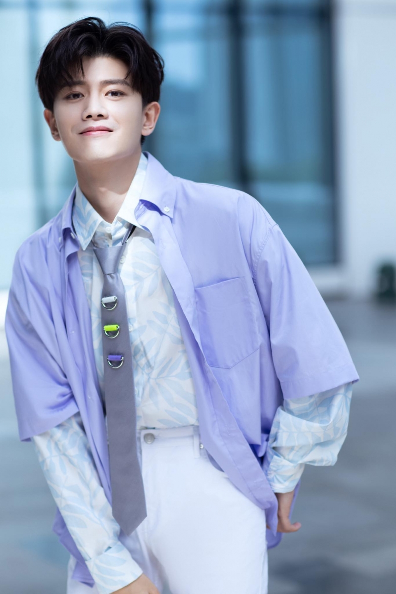 都说「细节见人品」,任嘉伦这种除非拍戏过程中因剧情需要,否则出了戏、在真人秀综艺中必定会和女搭档划分好适当距离的表现,拉了不少路人粉和亲粉丝们的好感;也屡次被网友大赞是「已婚男士的榜样」、「已婚男士该有的严于律己和自觉」、「羡慕聂欢姐姐有这样的好老公,太有安全感了吧!」 也难怪许多被任嘉伦作品和品行圈粉的粉丝都说:「一开始是被任嘉伦的颜值和演技圈粉,后来是被他台前幕后的人品征服」,这句话真的说得一点都没错呢 ♥