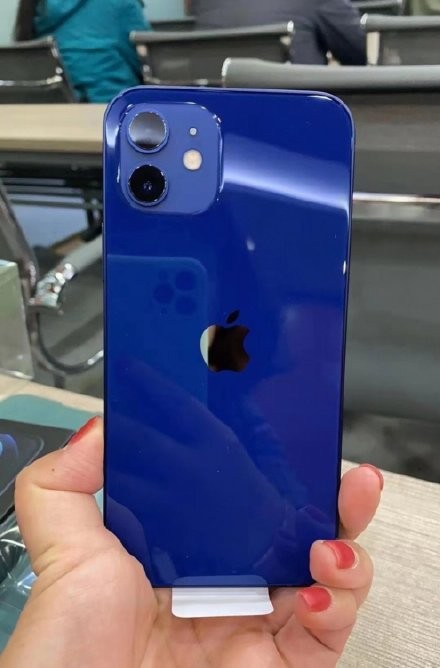 值得一提的是,去年iPhone 12推出的深蓝色原先主打呼应2020 Pantone年度代表色「经典蓝Classic Blue」,但真机到手后蓝色明显比较鲜艳,不如官网预览图上那么沉稳低调,甚至一度被网民们嫌弃是「垃圾桶烂色」? 指这款蓝色加上偏亮面的背壳「看起来好塑料」、「这色差真的好离谱,想退货」。