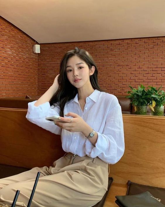 该考虑换工作的职涯迹象(一):上班只为了快点下班 你是否还记得自己刚入职时那种满身干劲、工作投入到近乎忽略掉周遭所有事物的状态?如果现阶段的你,早上起床毫无上班动力、去上班只为了能快点盼到下班,那是时候问问自己「我在这个公司/岗位上还有没有其他发展机会」了。