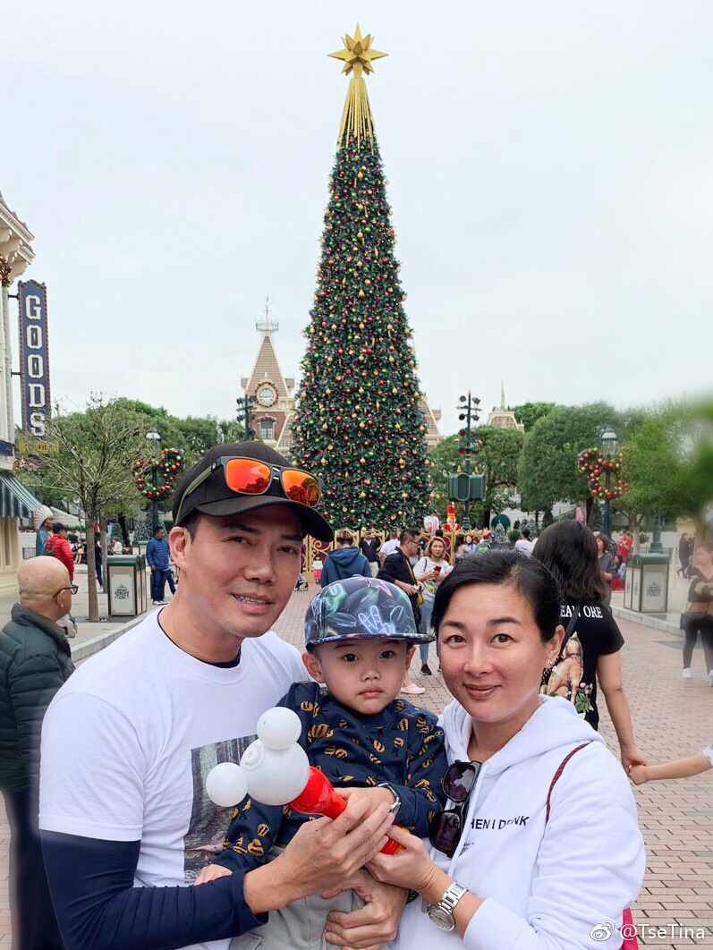 平时外形很酷的「Laughing哥」谢天华私下是公认的爱妻号以及小孩们的大玩偶~太太Tina是圈外人,与谢天华爱情长跑12年后于2005年结婚,如今育有大儿子浩飞以及2岁的「前世情人」小女儿Mia。